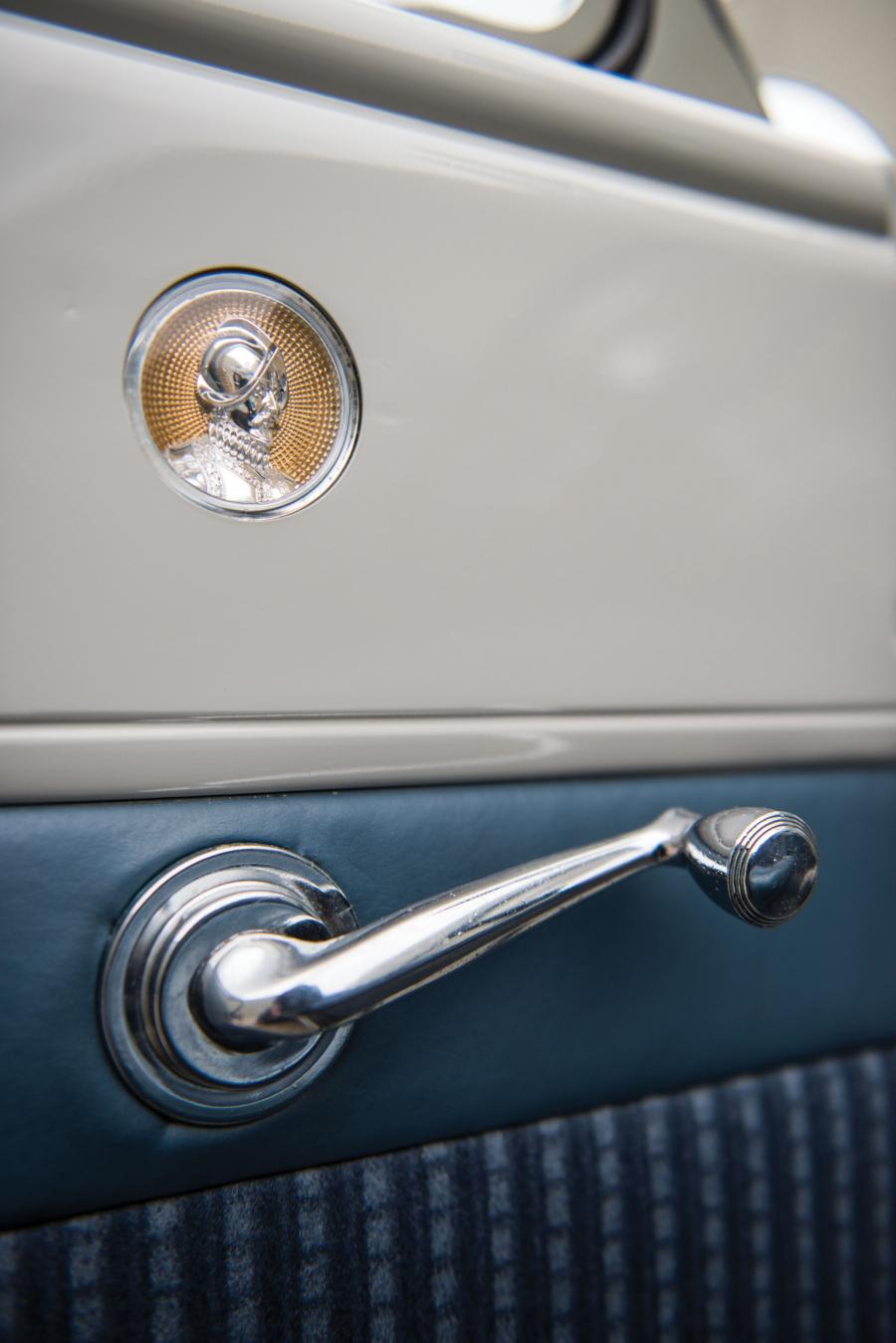 Детали интерьера DeSoto Custom Convertible (S13-2) 1949 года  (фото 20 из 35)